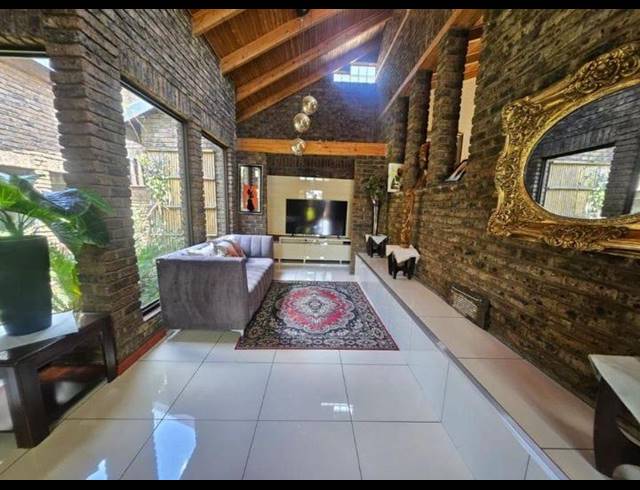 5 BEDROOM HOUSE FOR SALE IN MONDEOR